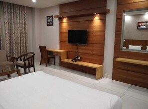 Egyptian cotton sheets, premium bedding, memory-foam beds, desk - Hotel Royal Hillton (Paonta Sahib)