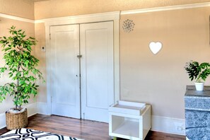 Interior - Charming 2-bedroom house in Oakland perfect for your getaway (Oakland)