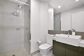 Shower, hair dryer, towels, shampoo - Elevated 1-Bed Retreat Near Crown (Southbank)