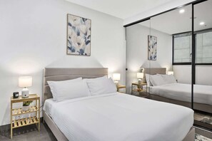1 bedroom, iron/ironing board, WiFi, bed sheets - Elevated 1-Bed Retreat Near Crown (Southbank)