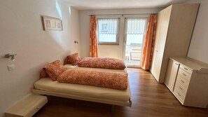 7 bedrooms, individually furnished, bed sheets - Bedroom Retreat in Saas Valley (Saas Grund)