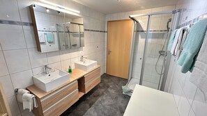 Classic apartman, 2 hálószobával | Fürdőszoba | Zuhanyzó