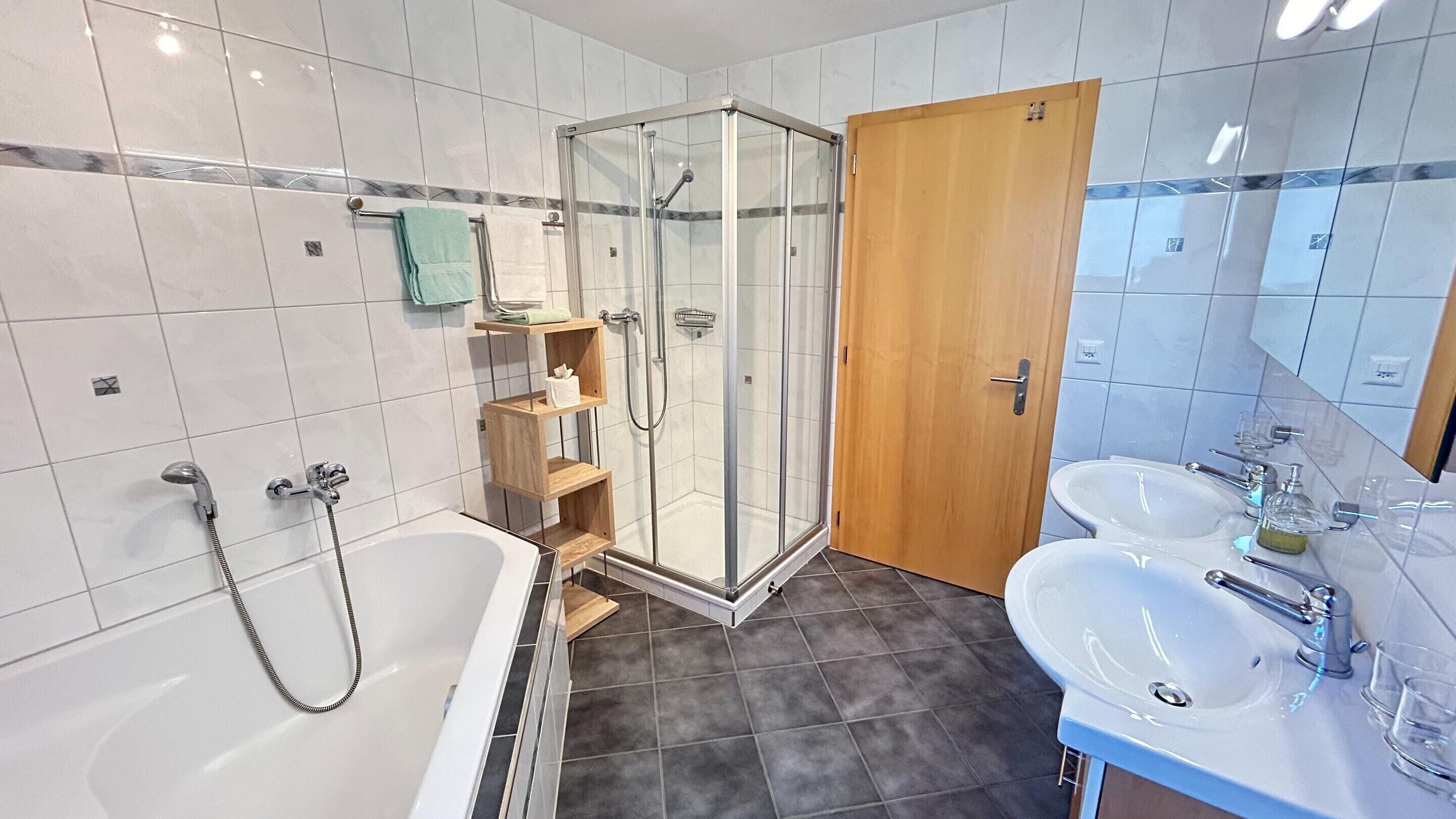 Comfort Apartment, 3 Bedrooms | Bathroom