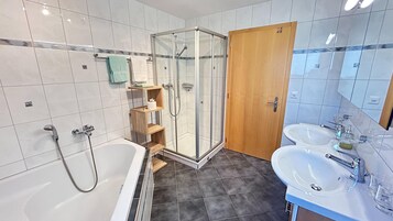 Apartamento Confort, 3 habitaciones | Baño | Ducha