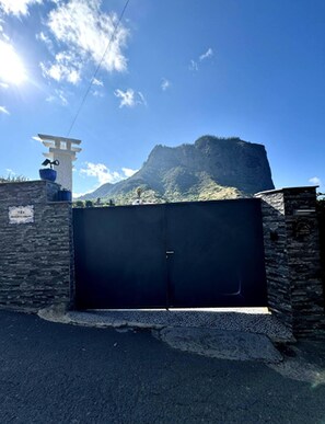 Deluxe House, 2 Bedrooms | Reception - Holiday Home in Porto da Cruz With Garden (Machico)