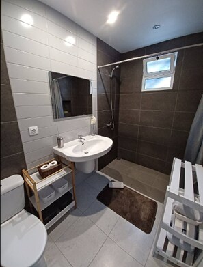 Comfort House, 1 Bedroom | Bathroom - Holiday Home in Porto da Cruz With Garden (Machico)