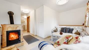 Comfort Villa, 3 Bedrooms | Living room