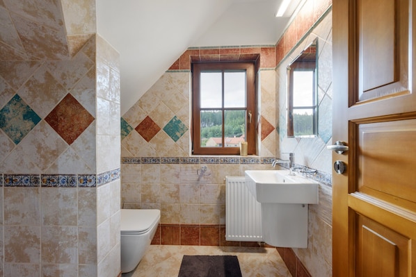 Classic Villa, 4 Bedrooms | Bathroom | Bathtub, hair dryer - Villa in Varvazov With Garden Retreat (Varvažov)