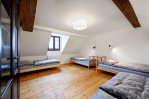 9 bedrooms, individually furnished, iron/ironing board - Villa in Varvazov With Garden Retreat (Varvažov)