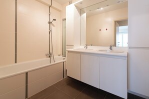 Combined shower/bathtub, hair dryer - Family Spot by the Coastal Trails (Middelkerke)
