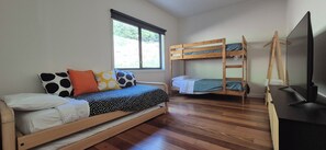 3 bedrooms, iron/ironing board, WiFi, bed sheets