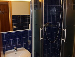 Shower - Apartment in Veysonnaz Near Ski Gondola (Veysonnaz)