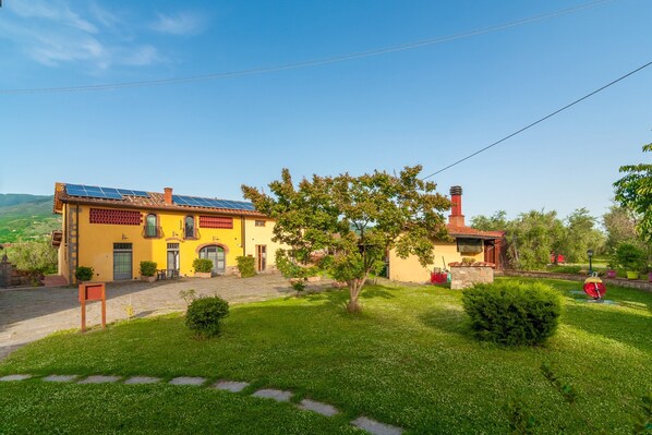 Exterior - Mansion With Pool and Play Area (Castelfranco Piandisco)