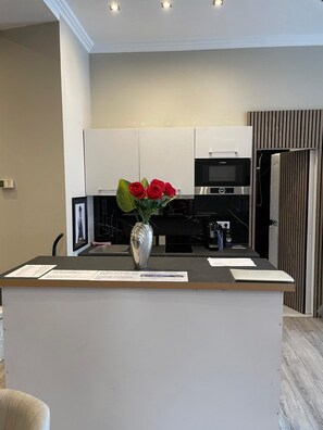 Kühlschrank, Ofen, Geschirrspüler, Wasserkocher mit Kaffee-/Teezubehör
