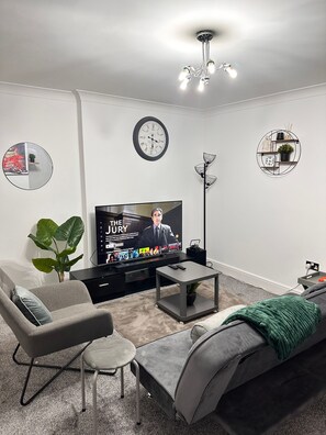Living area - Charming Birmingham Apartment with mini balcony and WiFi with a free parking (Birmingham)
