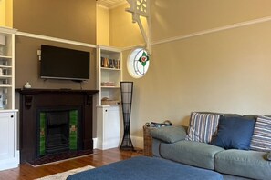 Living area - Heritage Charmer | Roomy and cosy | Central Orange (Orange)