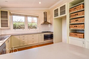 Private kitchen - Heritage Charmer | Roomy and cosy | Central Orange (Orange)