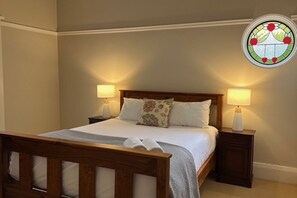 4 bedrooms, desk, iron/ironing board, travel cot - Heritage Charmer | Roomy and cosy | Central Orange (Orange)