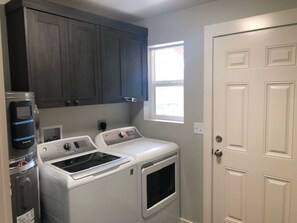 Interior - 3143 Dover #4 · Modern Apartment High End Finishes & Washer/Dryer In-unit. (Longview)