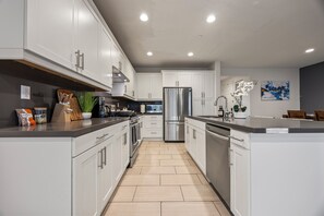 Private kitchen - Spacious 4BE3BA house with Pool & Jacuzzi Ideal for extended stay (Ontario)