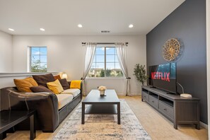 Living area - Spacious 4BE3BA house with Pool & Jacuzzi Ideal for extended stay (Ontario)