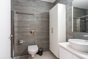 Apartment, 1 Doppelbett, Küche, Stadtblick | Badezimmer