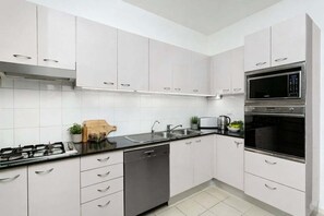 Private kitchen - PAC24 - North Sydney Stylish Loft | Contemporary Finishes (North Sydney)