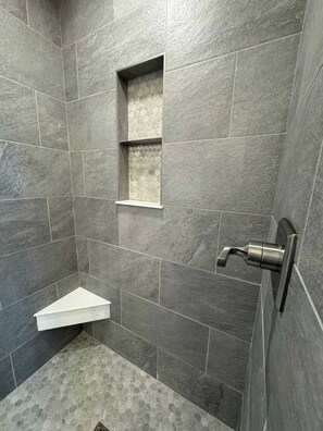 Shower, towels, shampoo - Downtown Home & Studio Apt! Walk to Shops & Cafes! (Palmer)
