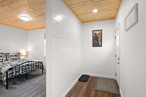 4 bedrooms, travel cot, WiFi, bed sheets - Downtown Home & Studio Apt! Walk to Shops & Cafes! (Palmer)