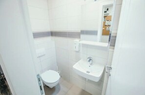 Bathroom - Peaceful 2-bedroom apartment with  FREE Parking & AC - Sarajevo (Sarajevo)