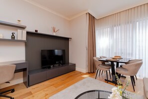 Dining - One-Bedroom Residence in New Building with Free Parking - Elevator -Security (İstanbul)