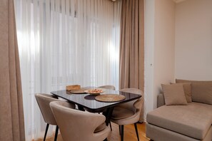 Dining - One-Bedroom Residence in New Building with Free Parking - Elevator -Security (İstanbul)