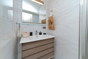 Bathroom - One-Bedroom Residence in New Building with Free Parking - Elevator -Security (İstanbul)