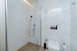 Hair dryer, soap - One-Bedroom Residence in New Building with Free Parking - Elevator -Security (İstanbul)
