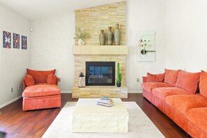 Smart TV, chimenea, videojuegos, futbolito