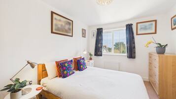 2 bedrooms, desk, iron/ironing board, free WiFi