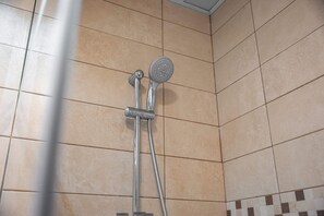 Een douche, een haardroger, handdoeken