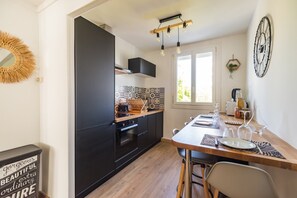 Kühlschrank, Mikrowelle, Ofen, Wasserkocher mit Kaffee-/Teezubehör