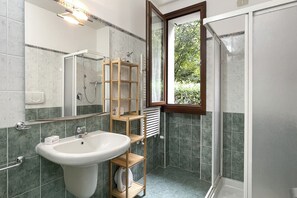 Shower, hair dryer, bidet, towels - Porto Letizia Mascagni 1, Porlezza, Italy (Porlezza)
