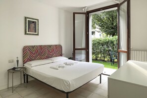 1 bedroom, bed sheets - Porto Letizia Mascagni 1, Porlezza, Italy (Porlezza)