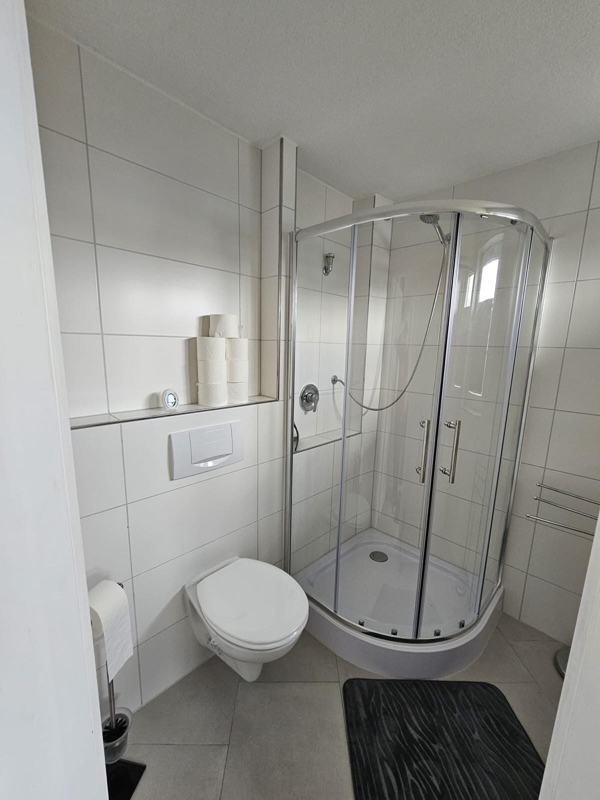Een douche, een haardroger, toiletpapier
