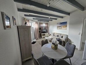 Living area - Meeresbrise - Modern feel-good house on the North Sea with terrace (Dorum Neufeld)