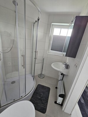 Een douche, een haardroger, toiletpapier