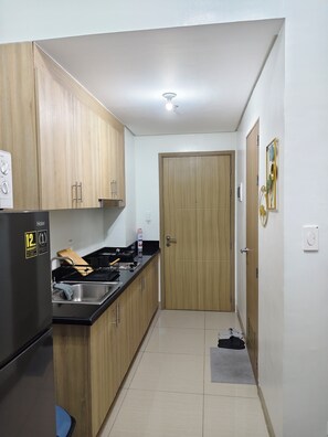 Private kitchen - Cozy Shore Residences Staycation (Pasay)