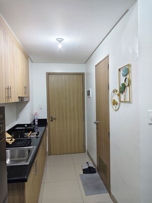 Private kitchen - Cozy Shore Residences Staycation (Pasay)
