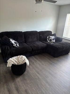 Living area - Cozy 1-bedroom apartment in beautiful Huntsville with AC and gym (Huntsville)