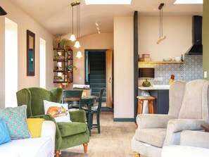 TV - 3 bedroom accommodation in Marlborough (Marlborough)