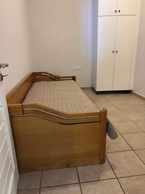 2 habitaciones, tabla de planchar con plancha, cuna de viaje y wifi 