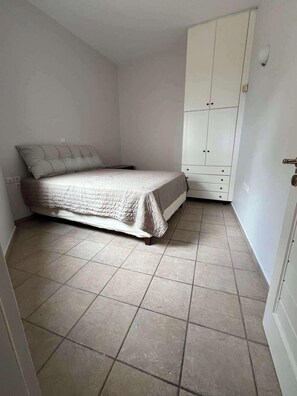 2 habitaciones, tabla de planchar con plancha, cuna de viaje y wifi 