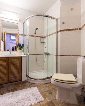 Shower, hair dryer, towels, shampoo - Epidavros Villas. Voukamvilia Retreat, Shared Pool (Nea Epidavros)